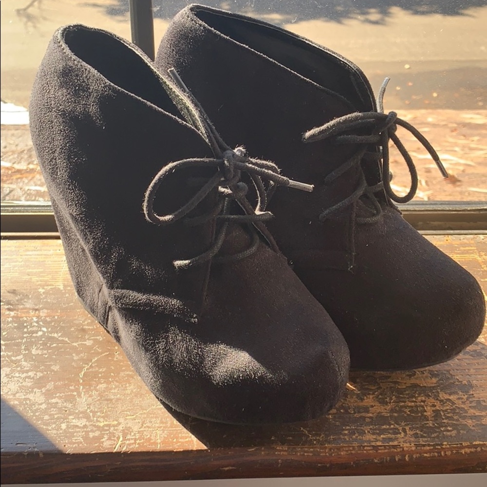 Black TIE UP suede wedges! 🖤